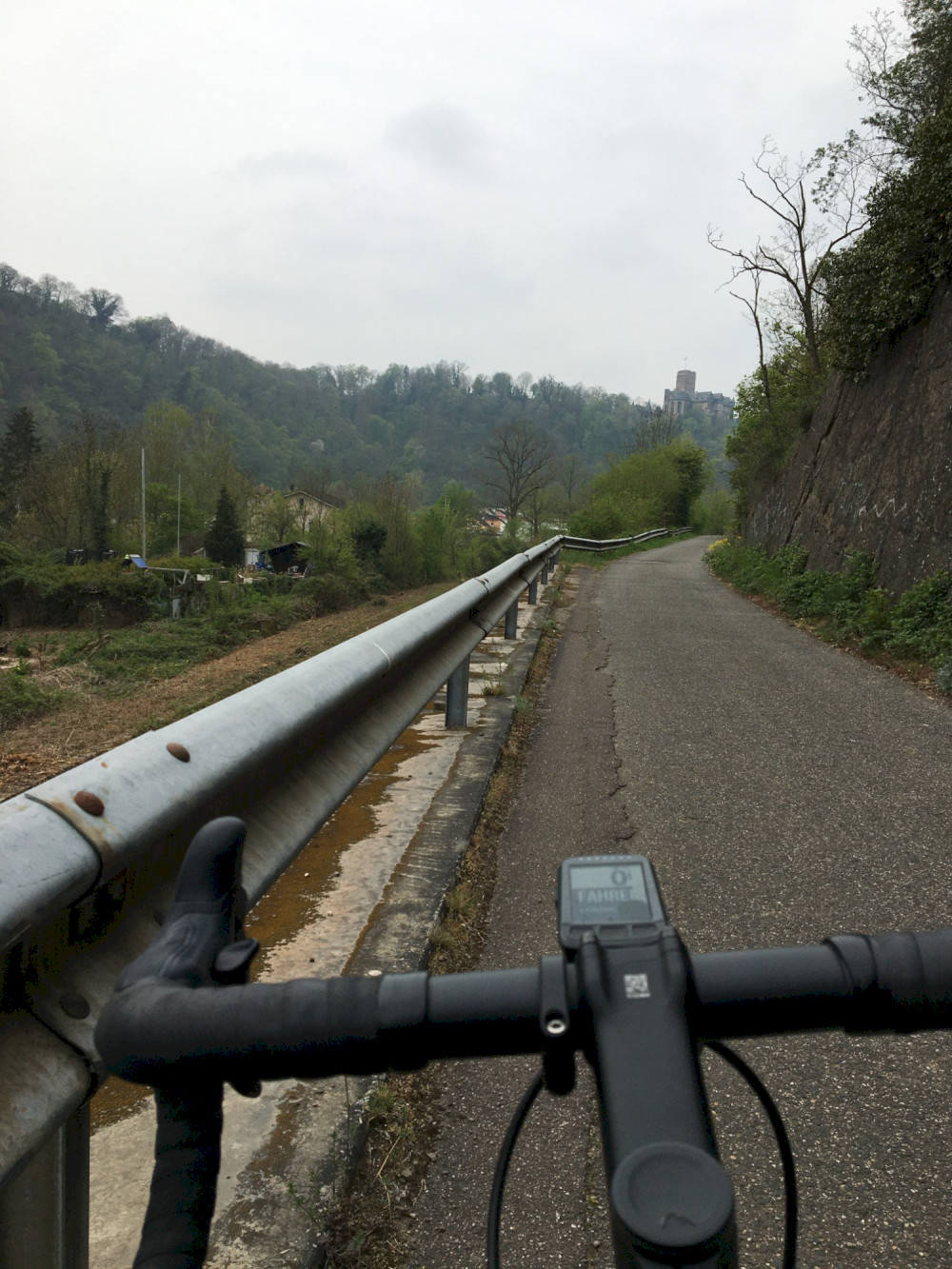 Kurz vor Lahnstein mit Blick auf die Burg Lahneck
