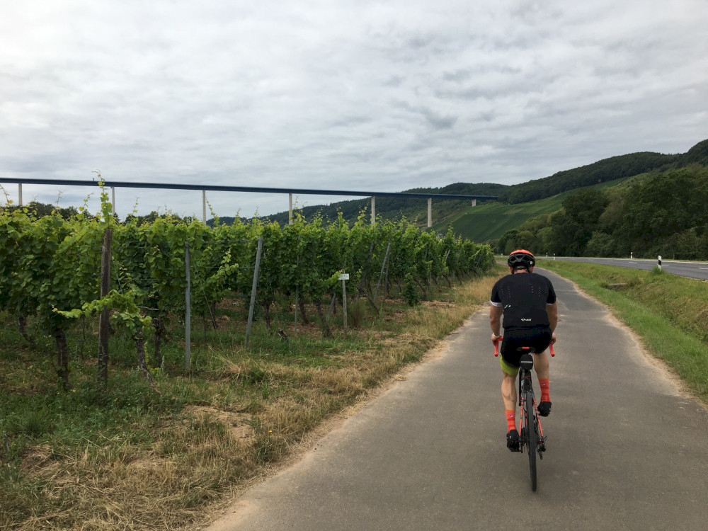 Die neue Autobahnbrücke bei Zeltingen-Rachtig kurz vor Bernkastel-Kues