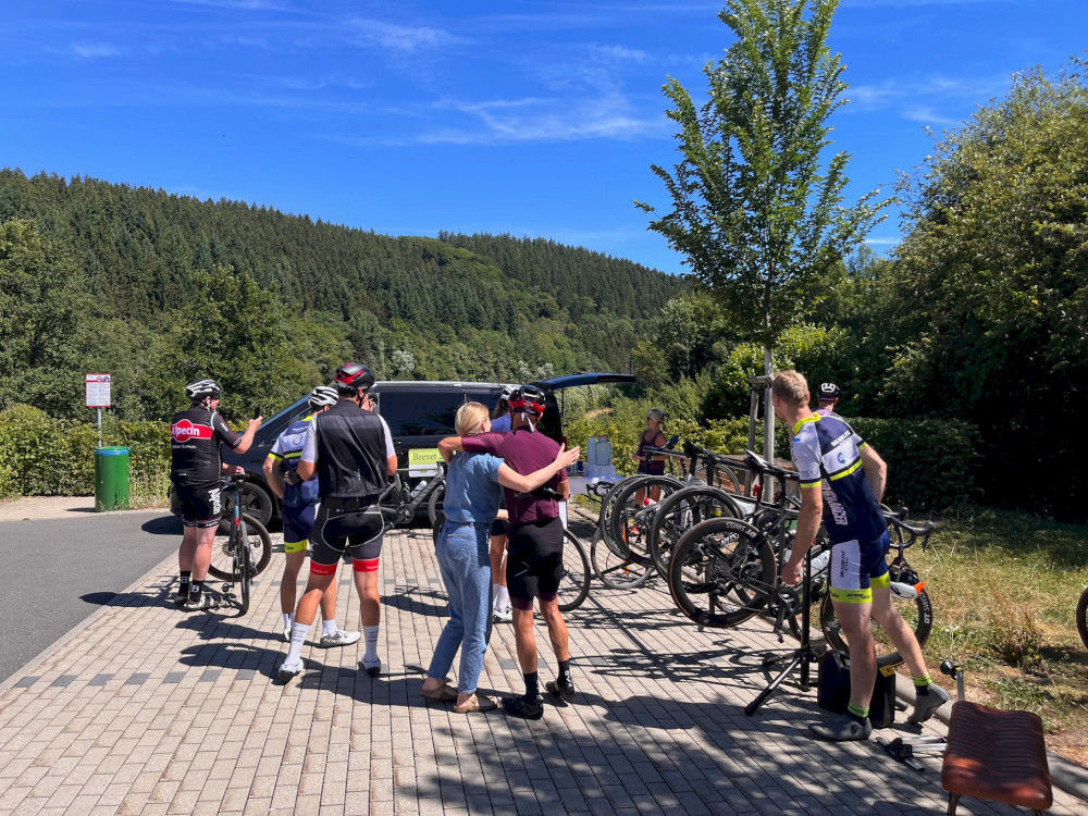Pause am Kronenberger See mit Verpflegung vom Schwarzen Bären