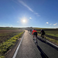 In den Sonnenuntergang nach Einig radeln