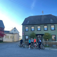 In den Sonnenuntergang nach Einig radeln