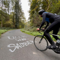 Ulle war sauber auf der Straße im Aspelbachtal bei Niederfell an der Mosel