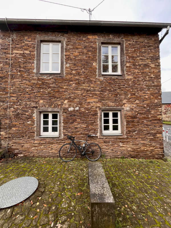 Pause an einem der Fachwerkhäuser in Mörz in der Eifel