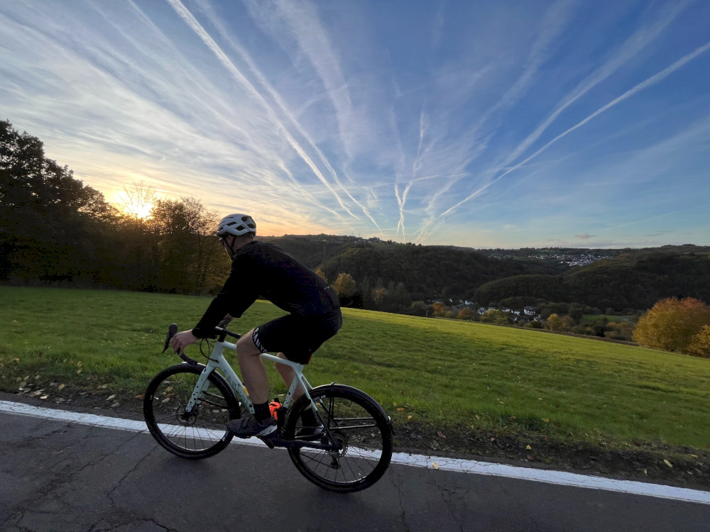 Am Römerturm vorbei in den Sonnenuntergang radeln
